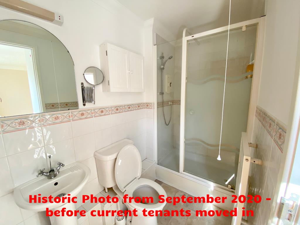 Lot: 65 - THREE-BEDROOM FLAT FOR INVESTMENT - En-suite